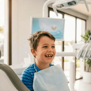 Niño sonriendo tras su tratamiento de ortodoncia infantil