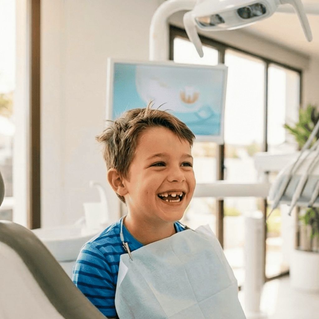 Niño sonriendo tras su tratamiento de ortodoncia infantil